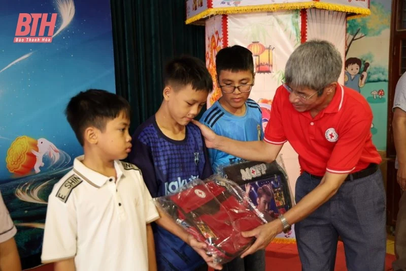 Nhiều trẻ em tại Làng trẻ SOS được nhận quà Tết Trung thu