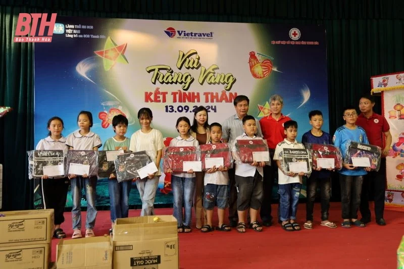 Nhiều trẻ em tại Làng trẻ SOS được nhận quà Tết Trung thu