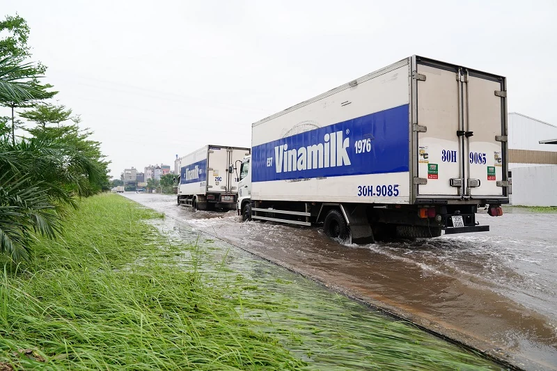 Vinamilk hỗ trợ gần 3 tỷ đồng sản phẩm dinh dưỡng thiết yếu cho 10 tỉnh, thành bị ảnh hưởng bão lũ