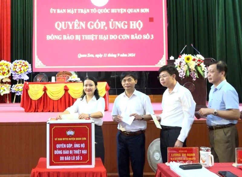 Quan Sơn quyên góp ủng hộ đồng bào vùng lũ