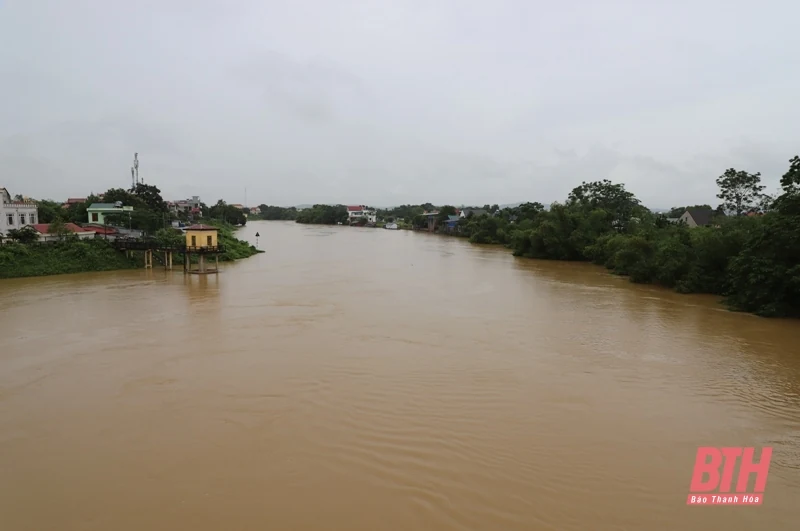 Công an, bộ đội giúp đỡ người dân vũng lũ Thạch Thành dọn dẹp nhà cửa, ổn định cuộc sống