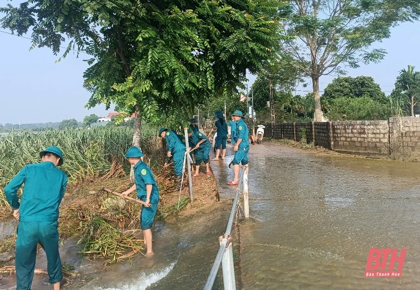Công an, bộ đội giúp đỡ người dân vũng lũ Thạch Thành dọn dẹp nhà cửa, ổn định cuộc sống