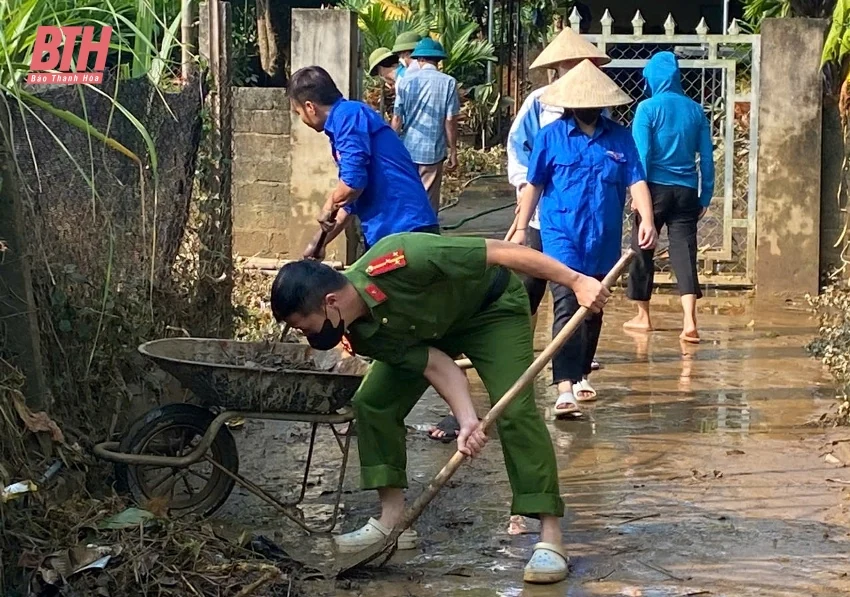 Công an, bộ đội giúp đỡ người dân vũng lũ Thạch Thành dọn dẹp nhà cửa, ổn định cuộc sống