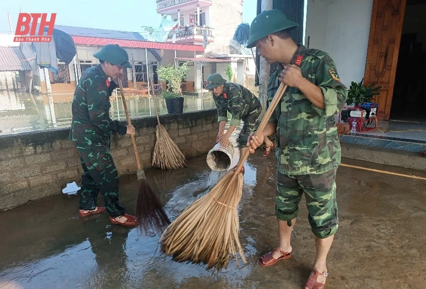Công an, bộ đội giúp đỡ người dân vũng lũ Thạch Thành dọn dẹp nhà cửa, ổn định cuộc sống