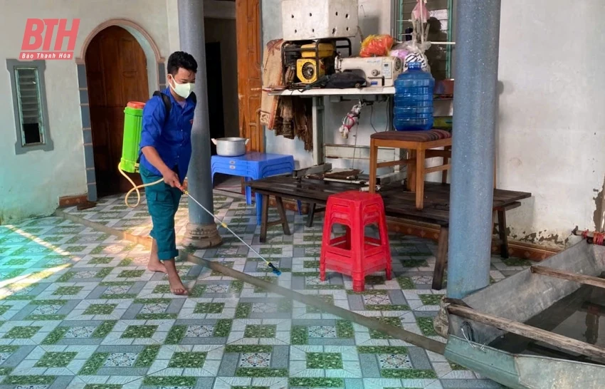 Công an, bộ đội giúp đỡ người dân vũng lũ Thạch Thành dọn dẹp nhà cửa, ổn định cuộc sống