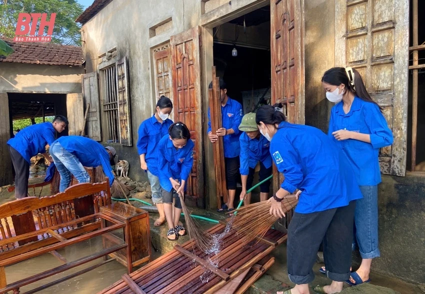 Công an, bộ đội giúp đỡ người dân vũng lũ Thạch Thành dọn dẹp nhà cửa, ổn định cuộc sống