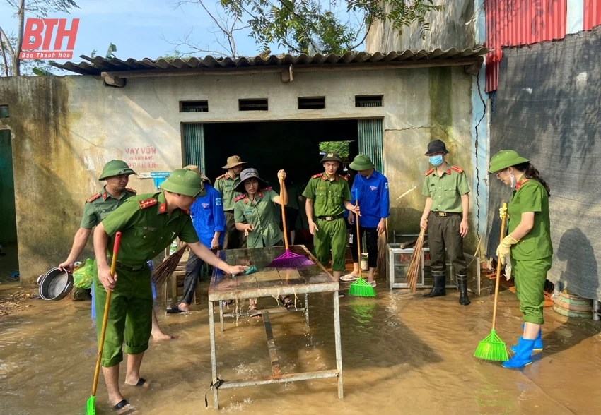 Công an, bộ đội giúp đỡ người dân vũng lũ Thạch Thành dọn dẹp nhà cửa, ổn định cuộc sống