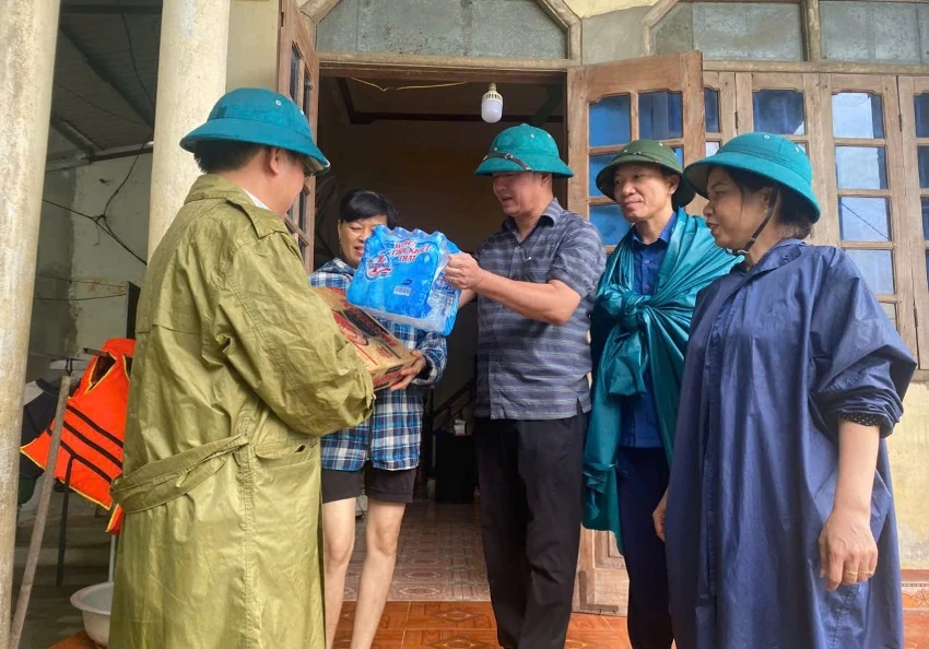 Chung tay vượt lũ...