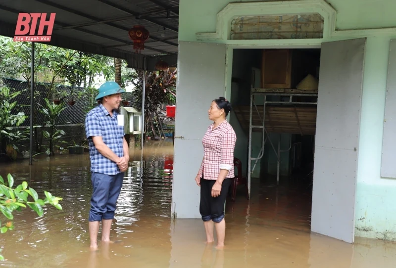 Chung tay vượt lũ...
