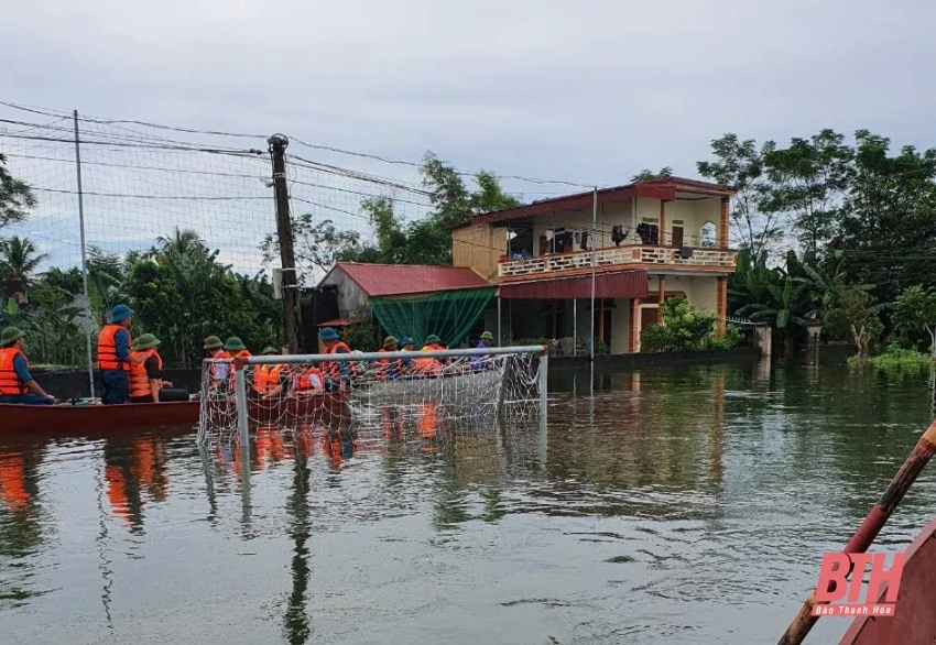 Lũ sông Bưởi trên báo động II, cả khu phố bị ngập lụt, chia cắt