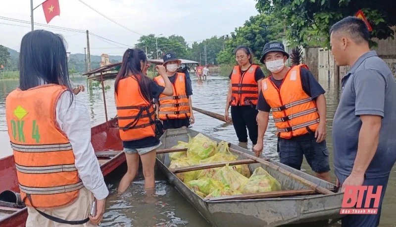 Lũ sông Bưởi trên báo động II, cả khu phố bị ngập lụt, chia cắt