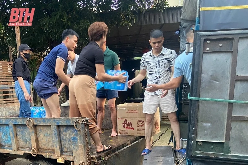 Lũ sông Bưởi trên báo động II, cả khu phố bị ngập lụt, chia cắt