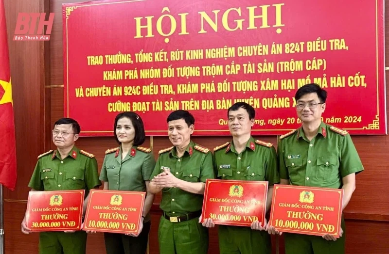 Công an Thanh Hóa trao thưởng cho các cá nhân có thành tích xuất sắc trong đấu tranh phòng, chống tội phạm