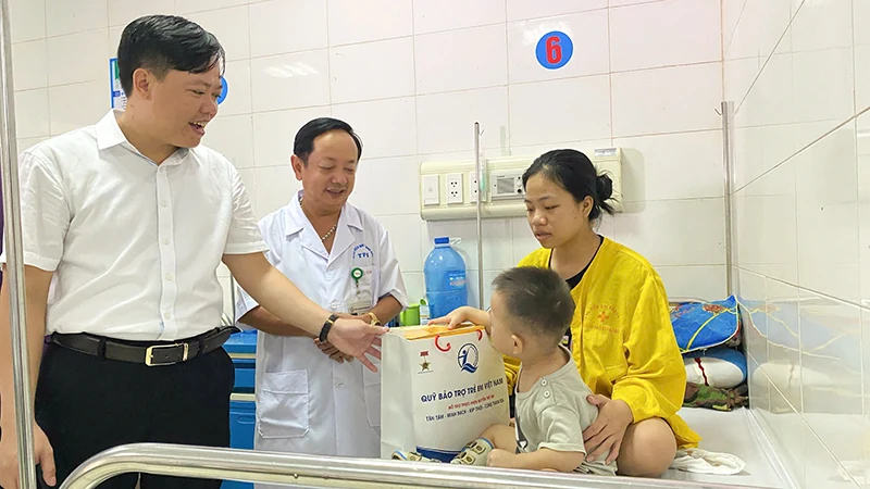 Nhiều trẻ em có hoàn cảnh đặc biệt khó khăn được nhận quà nhân dịp Tết Trung thu