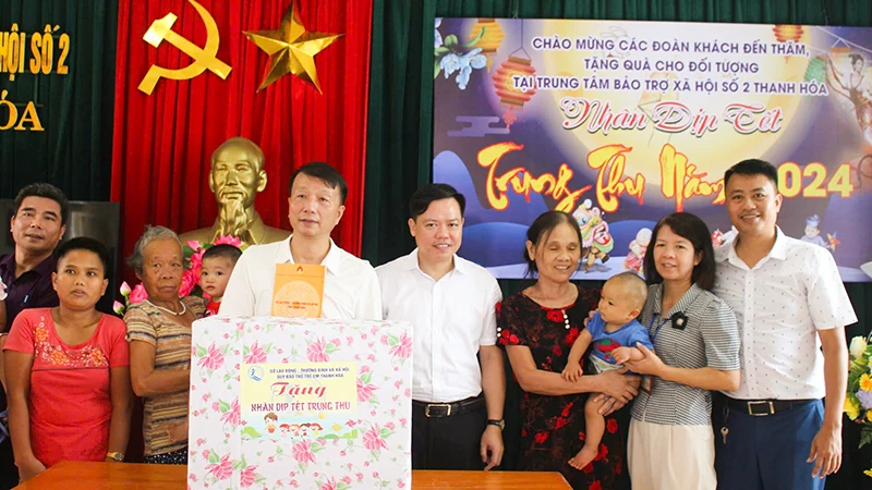 Nhiều trẻ em có hoàn cảnh đặc biệt khó khăn được nhận quà nhân dịp Tết Trung thu