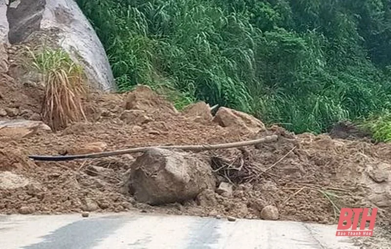 Mưa lũ khiến nhiều tuyến giao thông bị sạt lở, ngập lụt