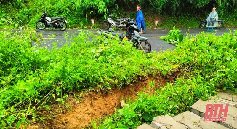 Mưa lũ khiến nhiều tuyến giao thông bị sạt lở, ngập lụt