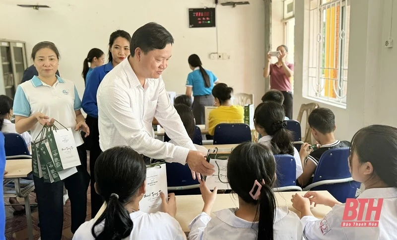 Lãnh đạo thị xã Nghi Sơn thăm, tặng quà các cháu thiếu niên, nhi đồng có hoàn cảnh đặc biệt khó khăn dịp Tết Trung thu