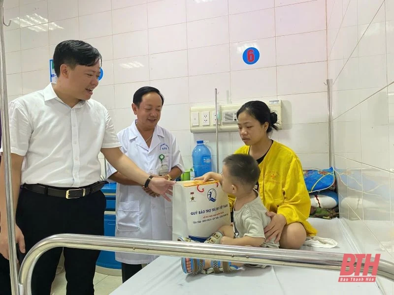 Quỹ Bảo trợ trẻ em tỉnh tặng quà Trung thu cho gần 1.000 trẻ em có hoàn cảnh khó khăn