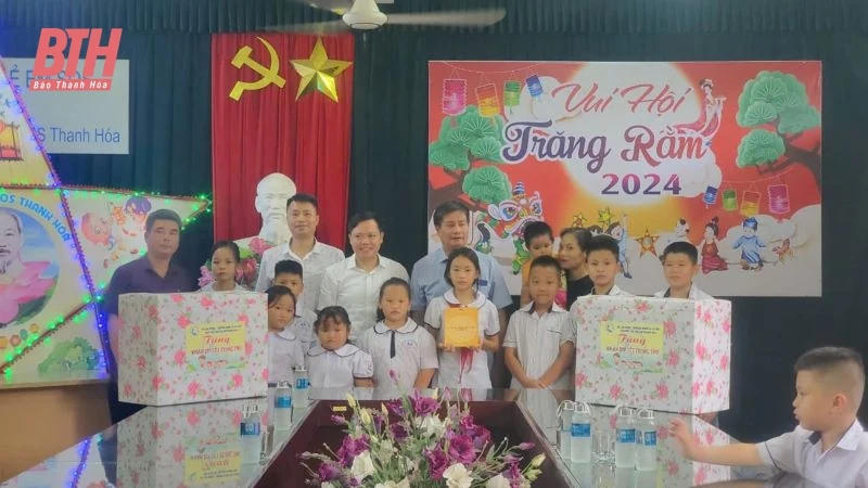 Quỹ Bảo trợ trẻ em tỉnh tặng quà Trung thu cho gần 1.000 trẻ em có hoàn cảnh khó khăn