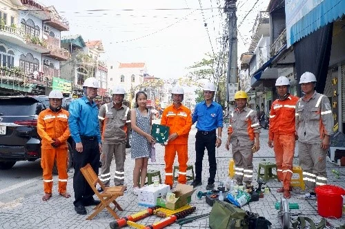 Thăm hỏi, động viên Đội xung kích PC Thanh Hóa tham gia khắc phục thiệt hại sau bão số 3