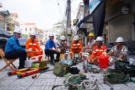 Thăm hỏi, động viên Đội xung kích PC Thanh Hóa tham gia khắc phục thiệt hại sau bão số 3