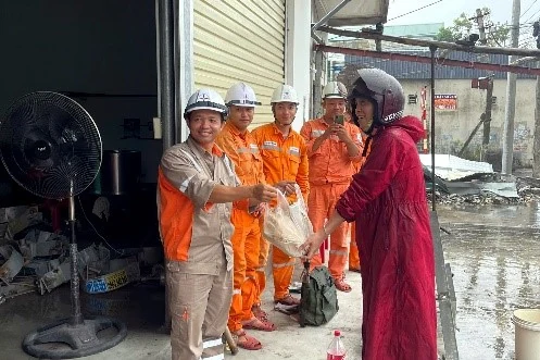 Thăm hỏi, động viên Đội xung kích PC Thanh Hóa tham gia khắc phục thiệt hại sau bão số 3