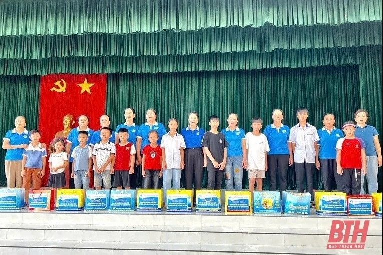 Lãnh đạo thị xã Nghi Sơn thăm, tặng quà các cháu thiếu niên, nhi đồng có hoàn cảnh đặc biệt khó khăn dịp Tết Trung thu