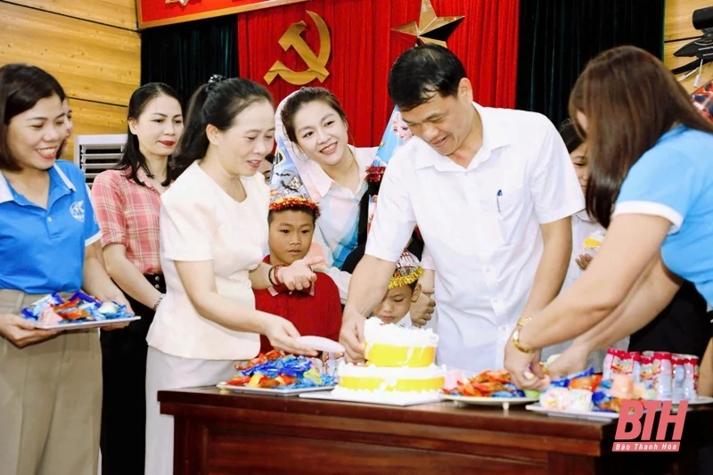 Công ty CP Dạ Lan tặng quà trẻ mồ côi huyện Ngọc Lặc nhân dịp Tết Trung thu