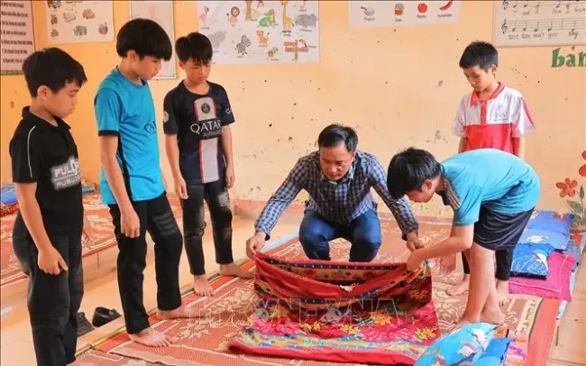 Ổn định việc ăn, ở và học tập cho 107 học sinh thôn Làng Nủ