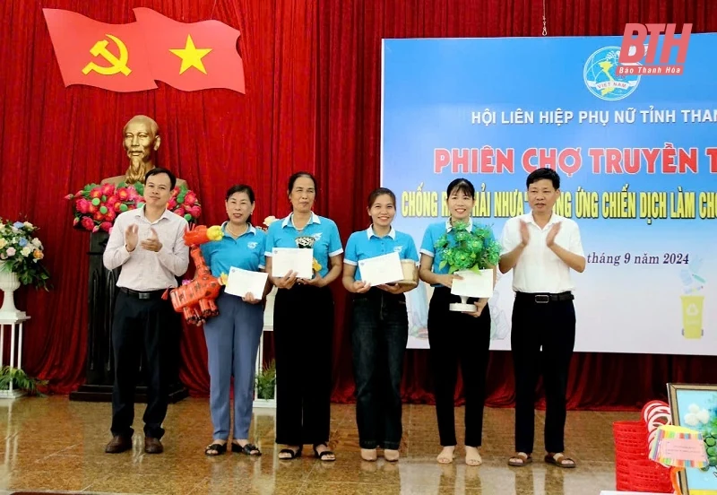 Trao giải Cuộc thi “Sản phẩm thủ công làm bằng nhựa tái chế và nguyên liệu thân thiện với môi trường”
