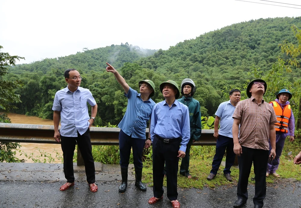Phó Bí thư Thường trực Tỉnh uỷ Lại Thế Nguyên kiểm tra tình hình ứng phó với thiên tai tại các huyện miền núi