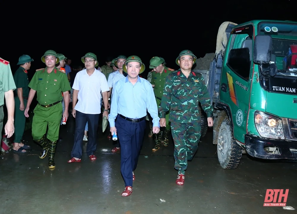 Phó Bí thư Thường trực Tỉnh ủy Lại Thế Nguyên trực tiếp chỉ đạo xử lý tình trạng nước thấm qua chân đê