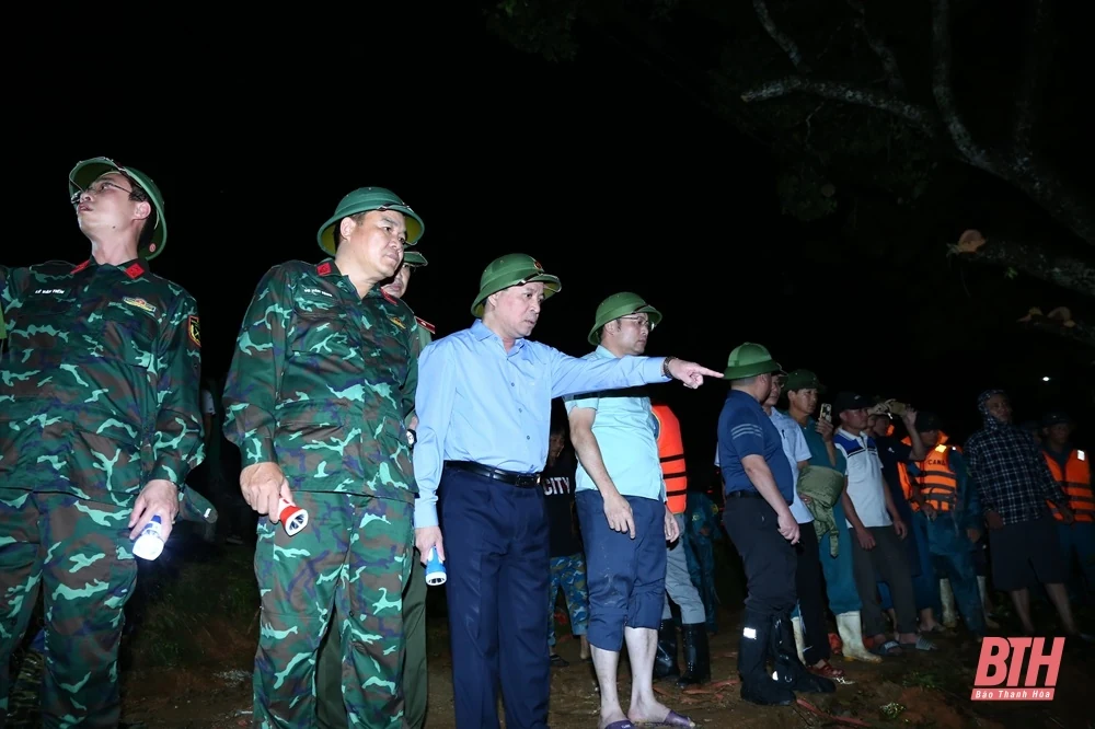 Phó Bí thư Thường trực Tỉnh ủy Lại Thế Nguyên trực tiếp chỉ đạo xử lý tình trạng nước thấm qua chân đê