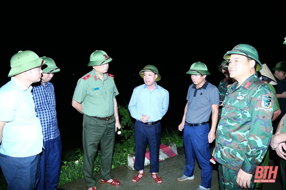 Phó Bí thư Thường trực Tỉnh ủy Lại Thế Nguyên trực tiếp chỉ đạo xử lý tình trạng nước thấm qua chân đê
