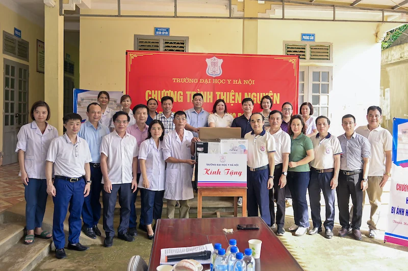 Đoàn thiện nguyện Trường Đại học Y Hà Nội tặng quà gia đình bị ảnh hưởng do bão số 3 ở xã Thành Trực