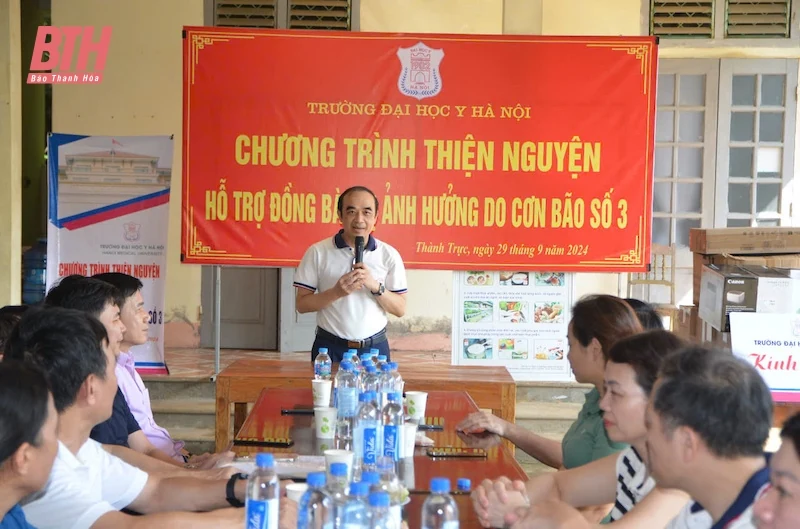 Đoàn thiện nguyện Trường Đại học Y Hà Nội tặng quà gia đình bị ảnh hưởng do bão số 3 ở xã Thành Trực