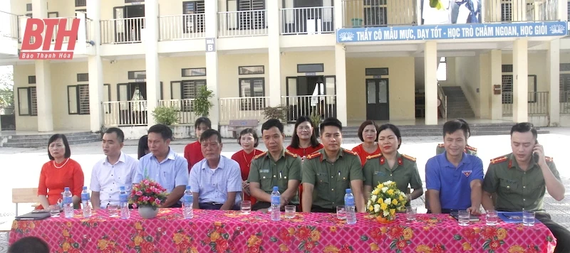 Trao tặng xe đạp cho học sinh có hoàn cảnh khó khăn