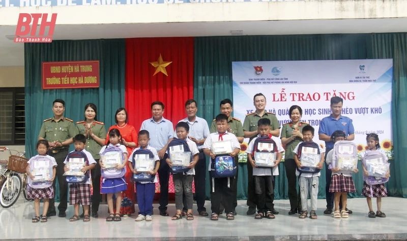 Trao tặng xe đạp cho học sinh có hoàn cảnh khó khăn
