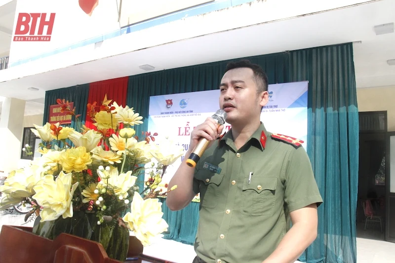 Trao tặng xe đạp cho học sinh có hoàn cảnh khó khăn