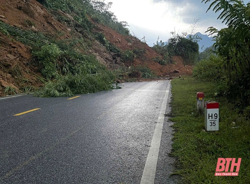 Quan Hoá: Mưa lớn gây sạt lở nhiều điểm trên tuyến Quốc lộ 15