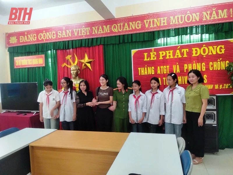 Đội viên “nhặt được của rơi, trả lại người bị mất”