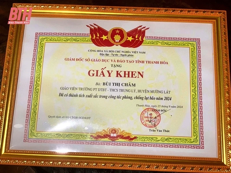 Khen thưởng cô giáo giúp hơn 200 học sinh tránh “thảm họa” sạt lở đất ở Mường Lát
