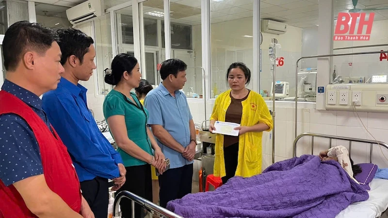 Thăm hỏi, động viên gia đình có người bị đuối nước do mưa lũ tại huyện Như Xuân