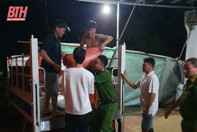Công an huyện Cẩm Thủy hỗ trợ di dời gần 1.000 người dân có nguy cơ bị ảnh hưởng bởi mưa, lũ