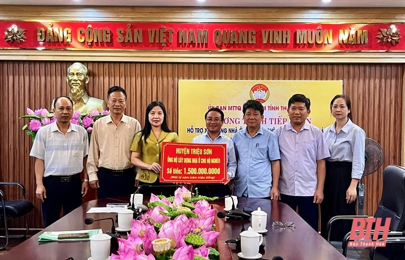 Ủy ban MTTQ tỉnh tiếp nhận ủng hộ từ huyện Triệu Sơn