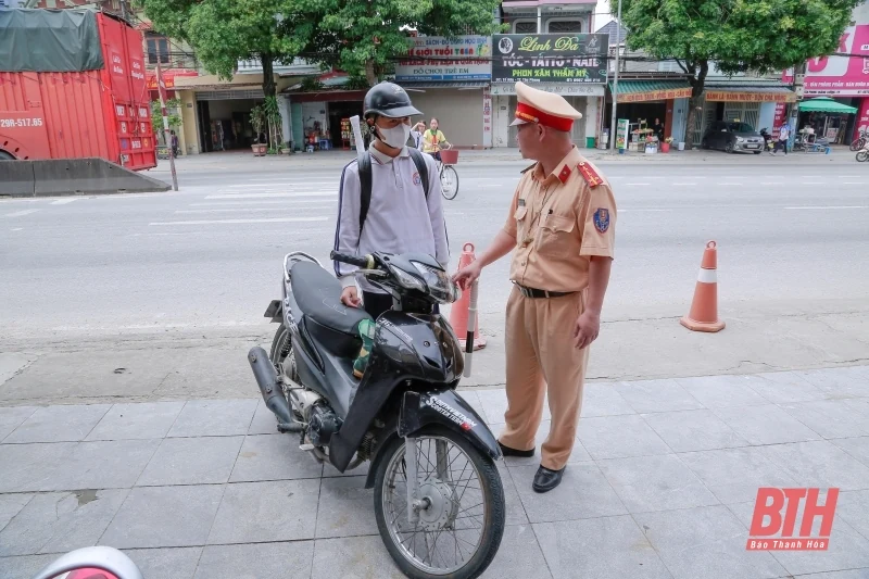 Quảng Xương: Ghi nhận những ngày đầu thực hiện cao điểm đảm bảo an toàn giao thông cho lứa tuổi học sinh