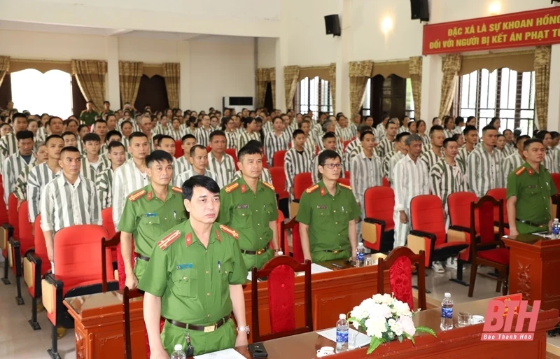 Trại giam Thanh Phong công bố Quyết định đặc xá tha tù trước thời hạn của Chủ tịch nước