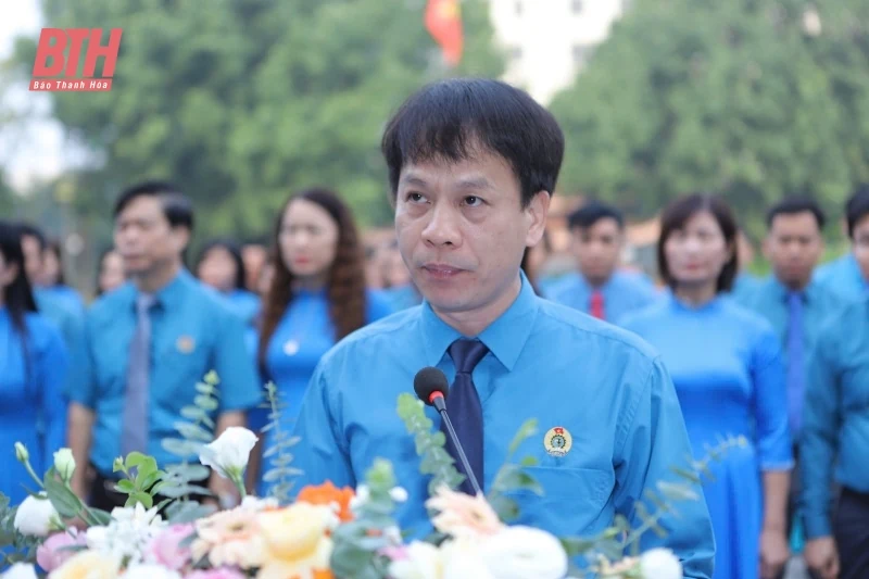 Đoàn đại biểu dự hội nghị biểu dương cán bộ công đoàn tiêu biểu tỉnh đăng ký m88 dâng hương báo công Chủ tịch Hồ Chí Minh