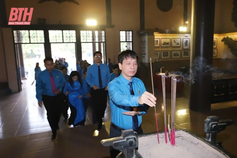 Đoàn đại biểu dự hội nghị biểu dương cán bộ công đoàn tiêu biểu tỉnh đăng ký m88 dâng hương báo công Chủ tịch Hồ Chí Minh